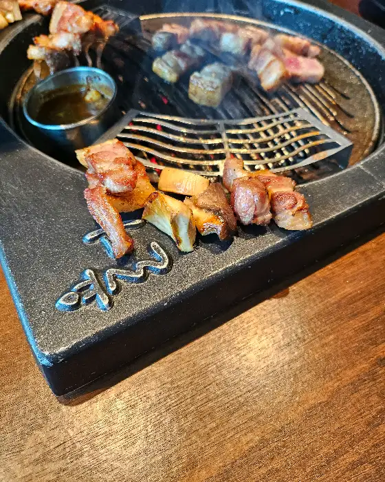 다양한 밑반찬과 찌개