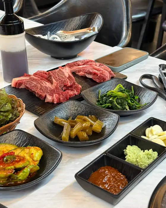 신선한 한우와 밑반찬