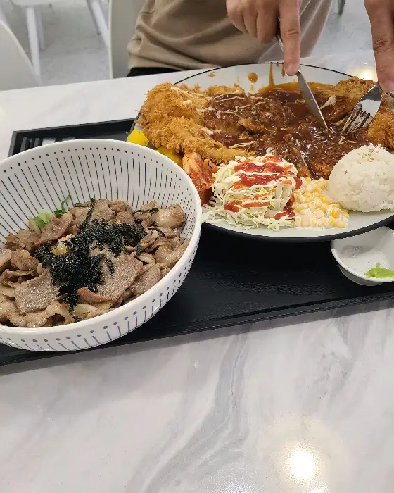 볶음우동과 돈까스