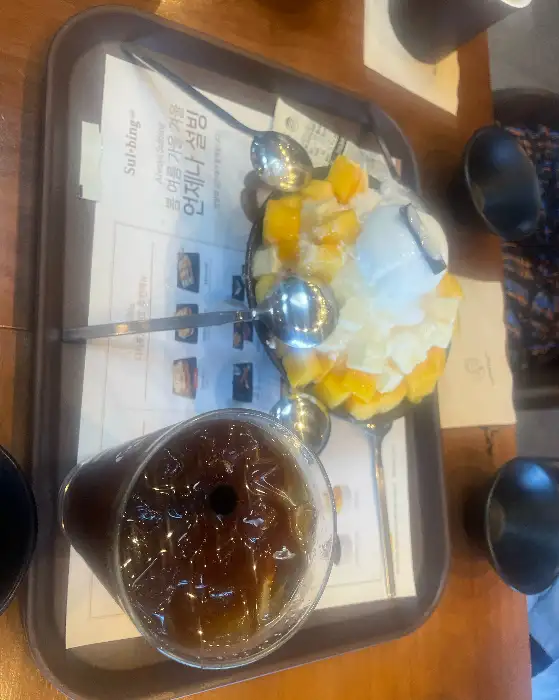 애플망고 빙수와 아메리카노