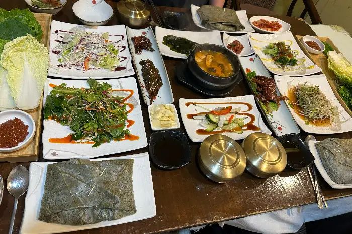 떡갈비와 다양한 반찬
