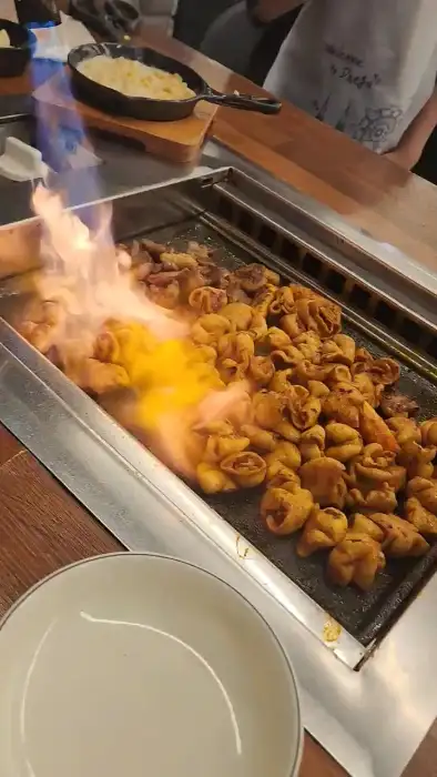 불쇼를 하며 곱창을 굽는 모습