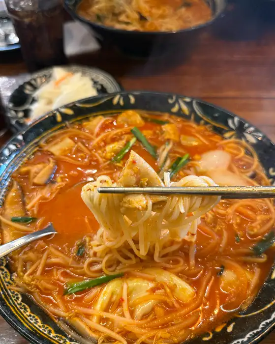 얼큰해 보이는 쌀국수