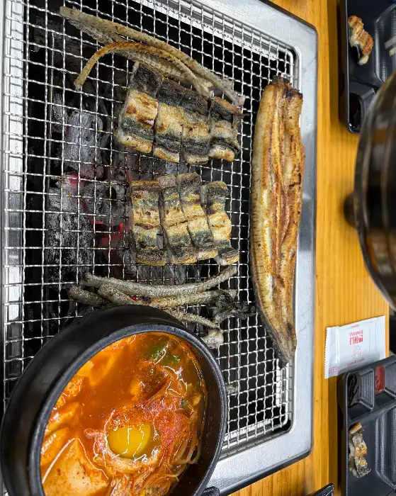 장어구이와 함께 나온 순두부찌개