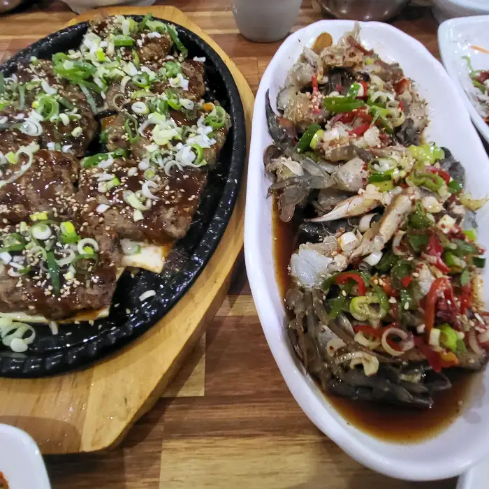 테이블에 놓인 떡갈비와 간장게장 모습.