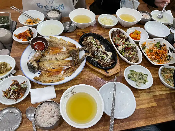 전체적으로 푸짐하게 차려진 한정식 상차림.