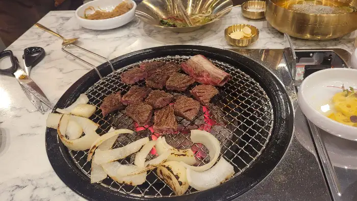 숯불 위에 구워지는 돼지갈비