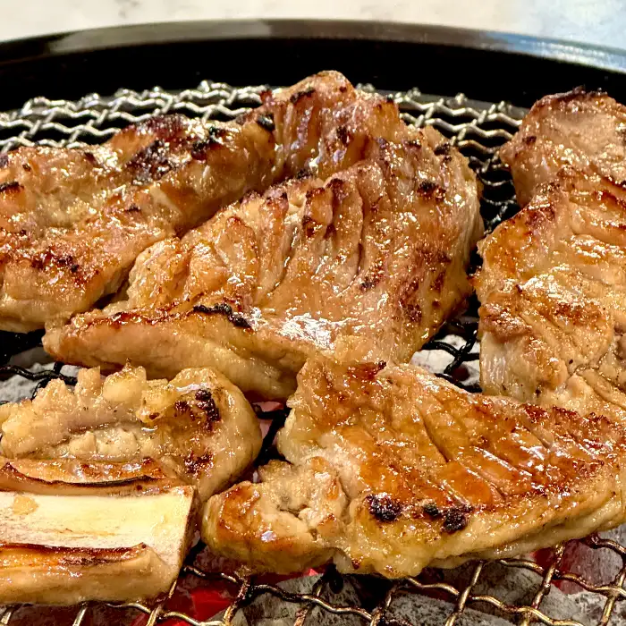 잘 구워진 돼지갈비 클로즈업