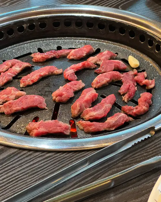 숯불 위에서 구워지는 소고기