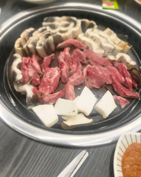 장어, 소고기, 삼겹살이 함께 구워지는 불판