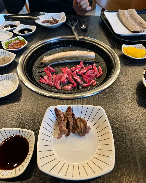 잘 구워진 소고기와 장어, 그리고 곁들임 반찬