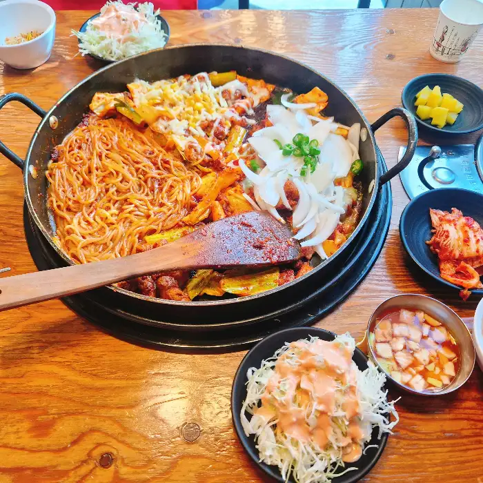 푸짐하게 차려진 트리플 닭갈비