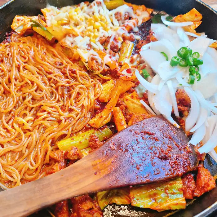 닭갈비와 쫄면 사리, 채소가 어우러진 모습