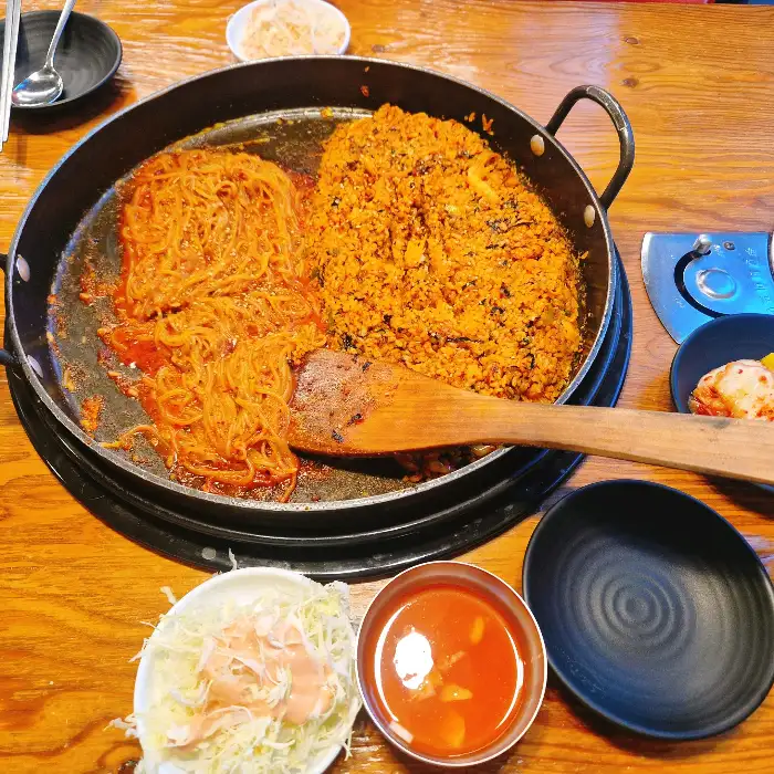 깔끔하게 차려진 셀프바