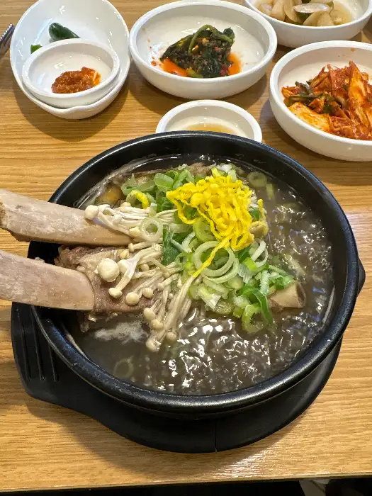 식탁 위에 놓인 다양한 밑반찬이 담긴 접시들