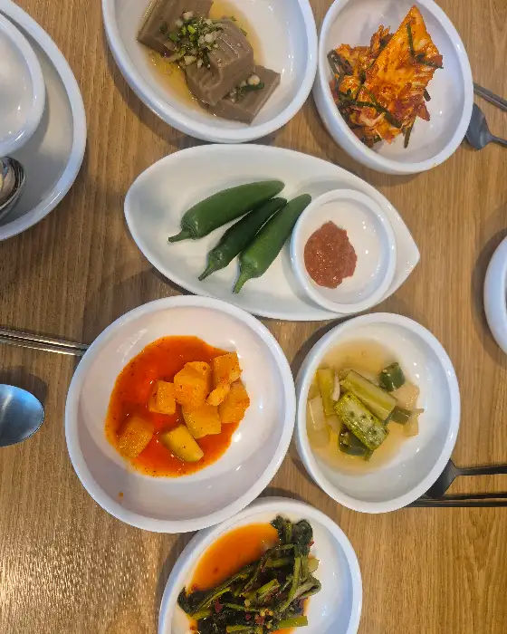 누룽지가 덮여 있는 삼계탕 뚝배기 클로즈업