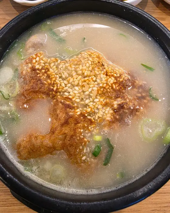 부드러운 닭고기와 누룽지가 함께 담긴 삼계탕