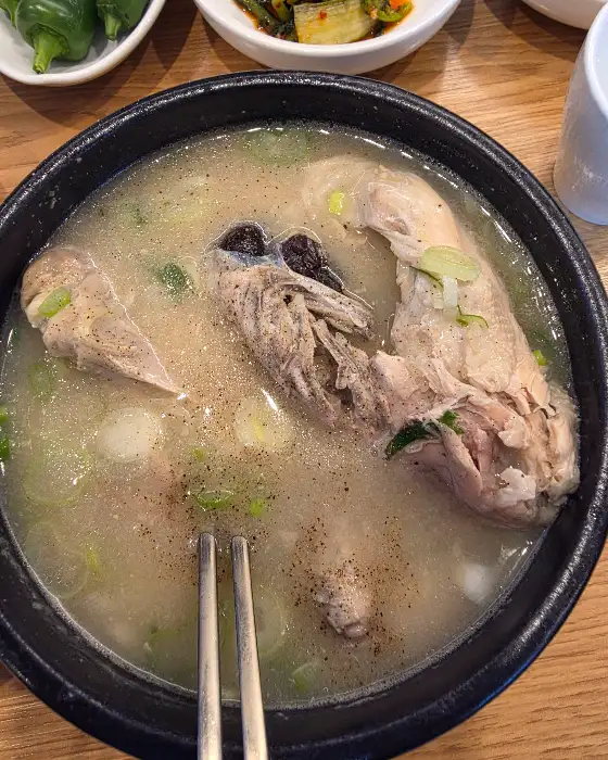 국물과 함께 떠낸 삼계탕의 모습