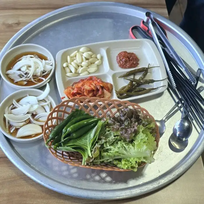 푸짐하게 차려진 기본 찬과 곰탕