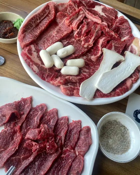 신선함이 느껴지는 한우와 뭉티기