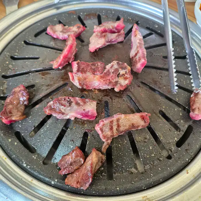 불판 위에서 익어가는 소고기