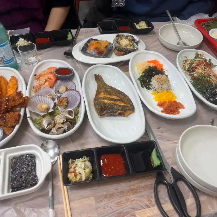 다양한 해산물과 곁들임 메뉴