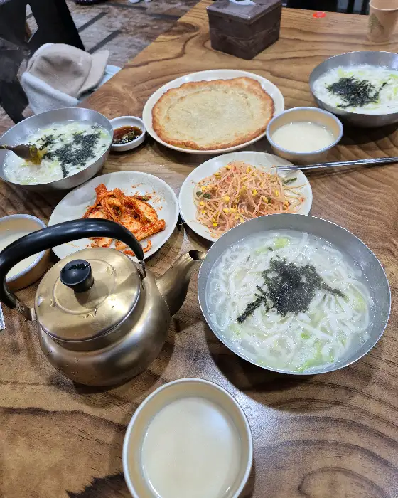 테이블에 차려진 푸짐한 식사