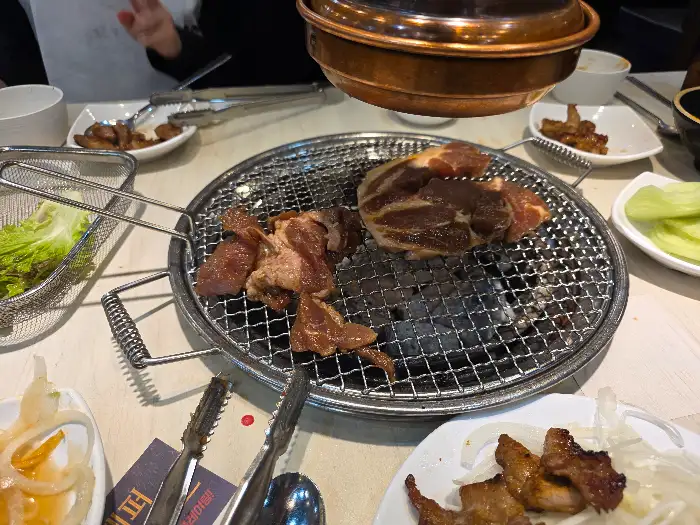 셀프바에 준비된 다양한 쌈 채소, 김치, 샐러드 등