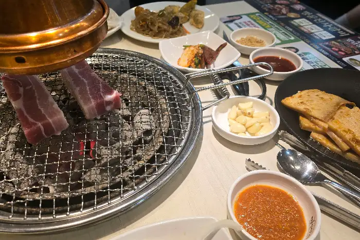 숯불 위 삼겹살과 곁들임 찬