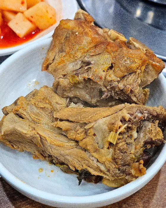 깍두기와 뼈해장국용 고기