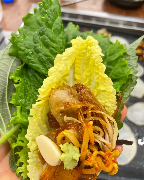 상추쌈에 싸인 고기와 채소, 마늘, 와사비