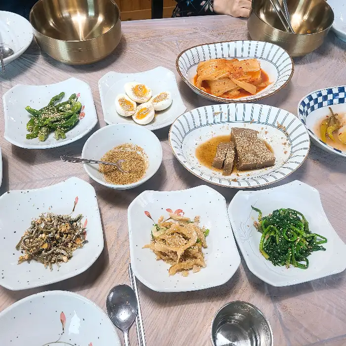 푸짐하게 차려진 한상차림