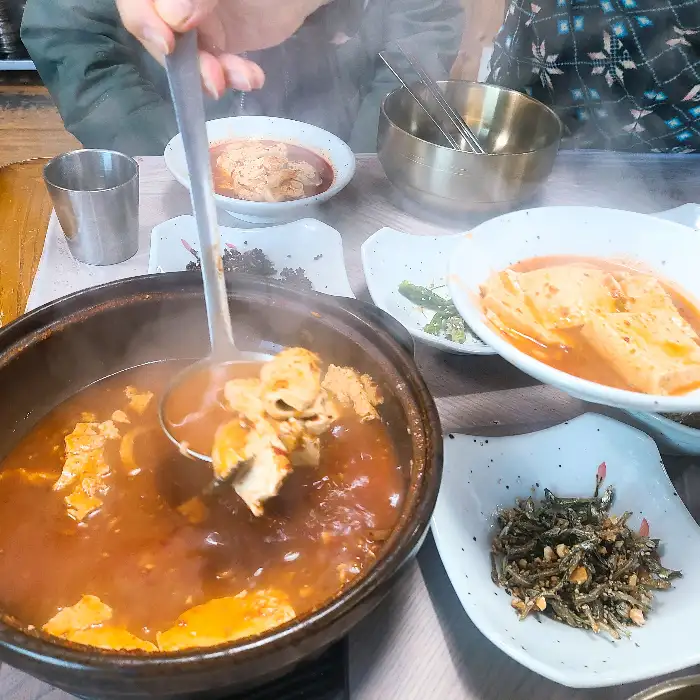 김이 모락모락 나는 두부 짜글이