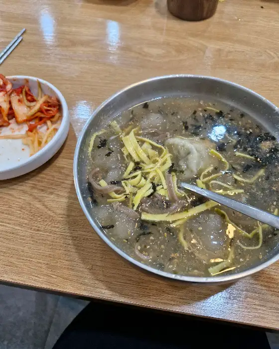 옹심이 국물과 곁들임 반찬
