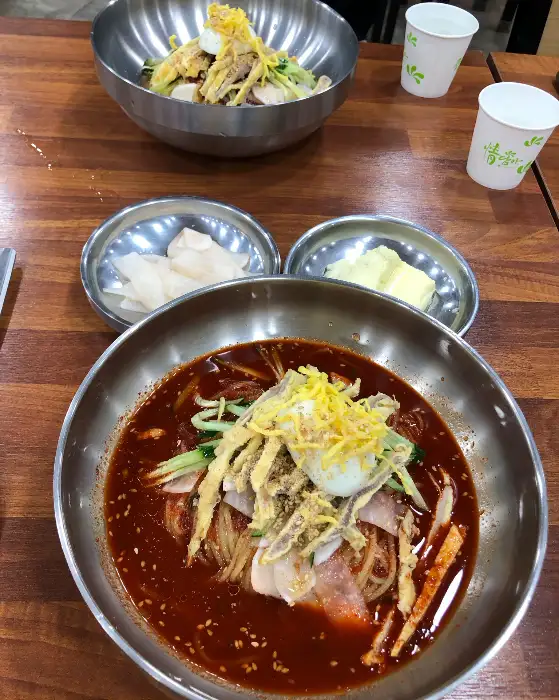다양한 재료가 얹어진 육전밀면