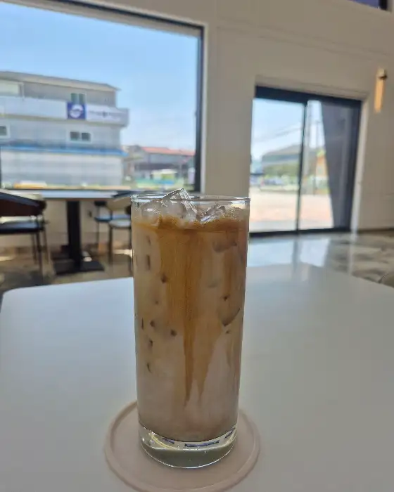 커피 머신과 필터 커피 도구