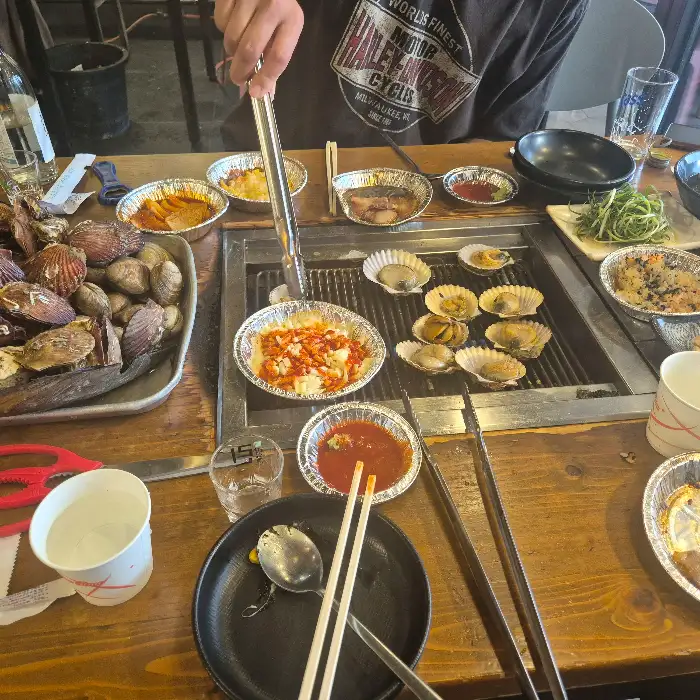 다양한 음식이 차려진 테이블 위에서 식사하는 모습