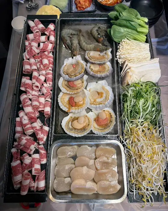 다양한 해산물, 삼겹살, 채소가 준비된 모습