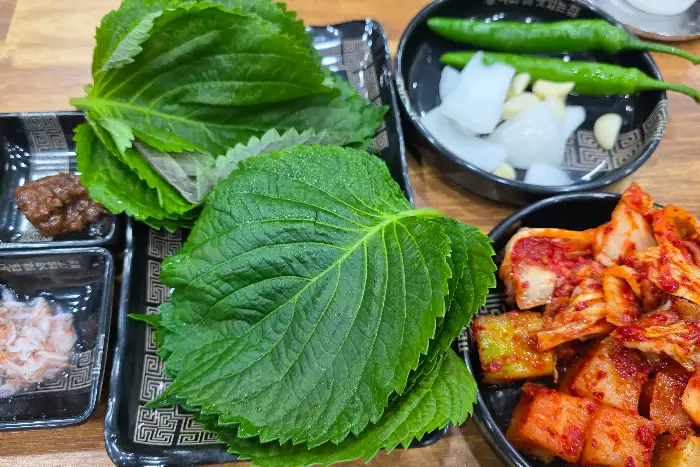 신선한 깻잎과 갓 담근 듯한 김치, 깍두기 사진