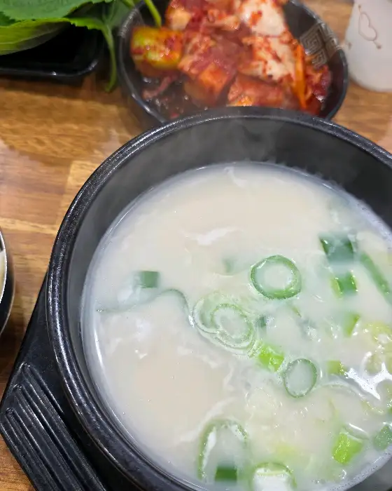 국밥과 함께 나온 김치와 깻잎 사진