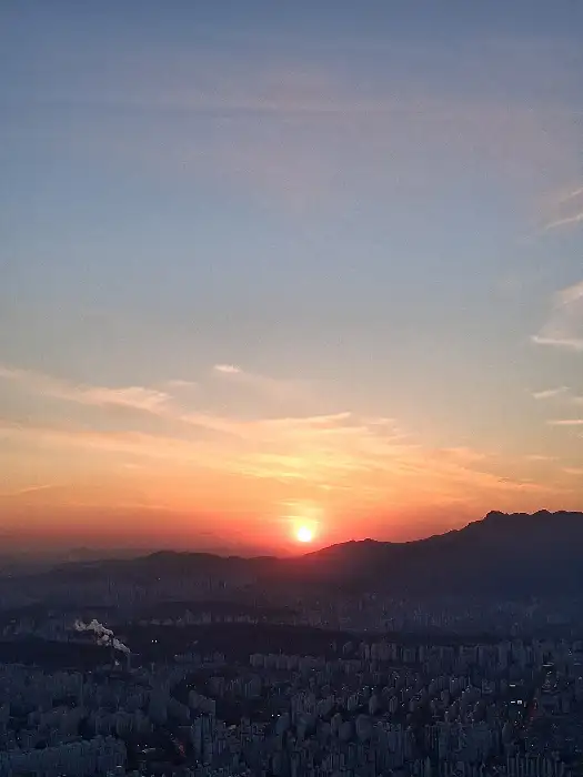해질녘 노을 진 하늘 풍경