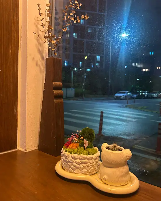 창가 테이블에 놓인 아이스 아메리카노와 디저트