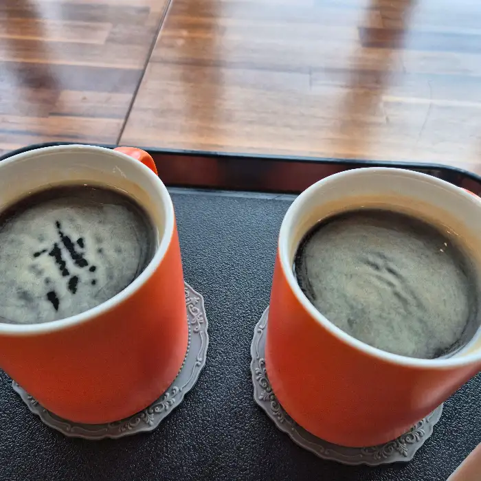 카페 콩매아의 커피 두 잔