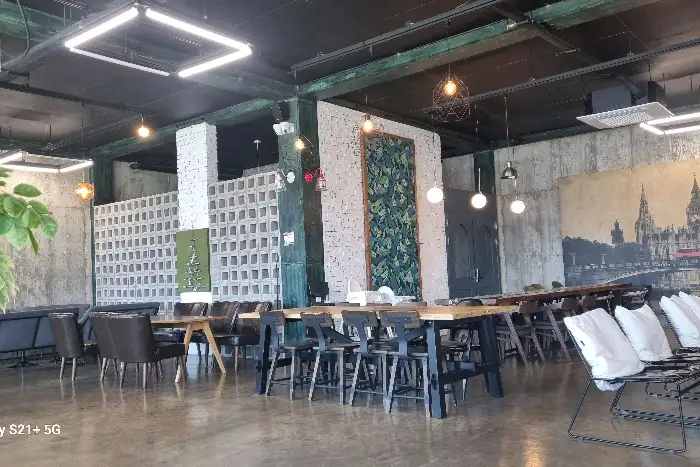 카페 콩매아의 내부 인테리어와 테이블