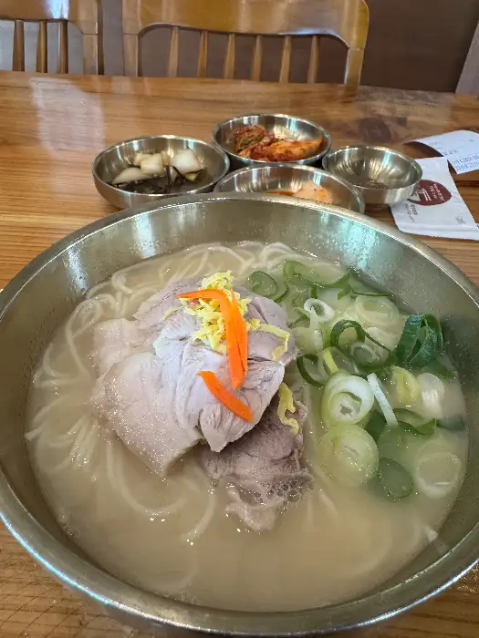 먹음직스러운 고기국수와 밑반찬