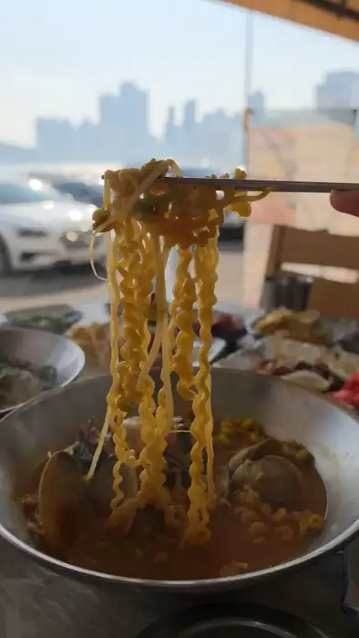 집게로 건져 올린 맛있는 해물라면