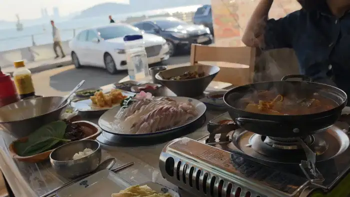창밖으로 해운대 바다가 보이는 테이블