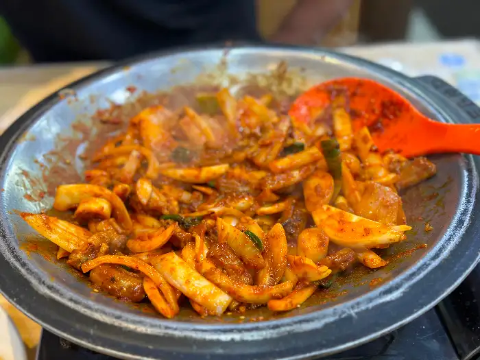 신선한 해산물 요리가 조리되고 있는 모습