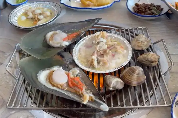 조개와 새우가 올려진 그릴
