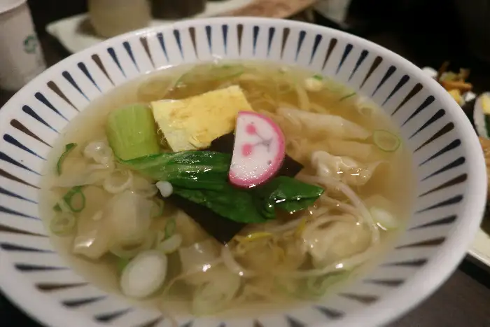완당, 숙주, 청경채, 계란 지단, 어묵, 새우가 들어있는 국물 요리